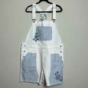 Adorable Lucky Brand White and Blue Women's Shorts!!